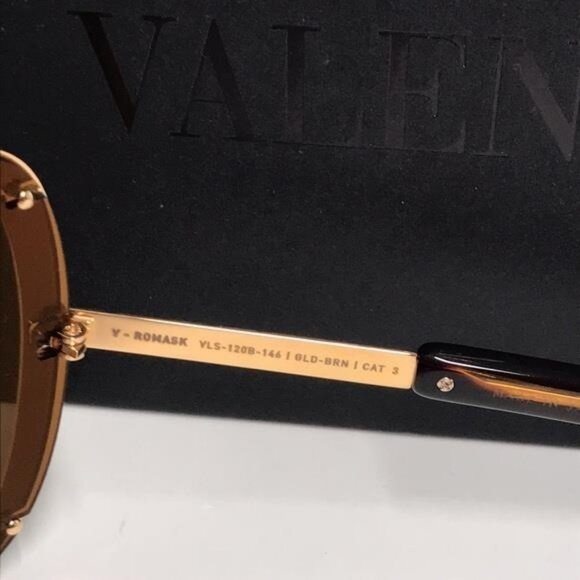 New Authentic Valentino V-Romask Oversized Sunglasses – Light Gold Titanium, Uni - Picture 12 of 12